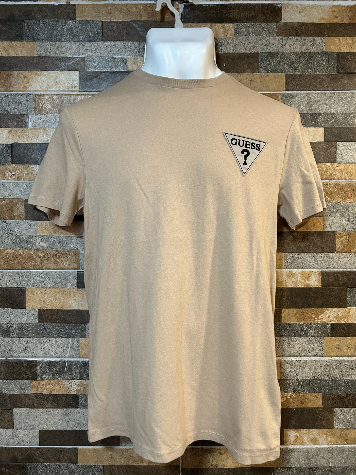 PLAYERA GUESS LOGO BORDADO BÁSICA LOS ANGELES